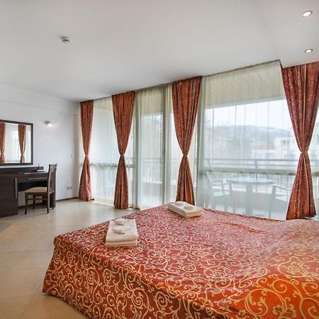 Spacious Studio With Balcony & Pool By The Marina Балчик Екстериор снимка