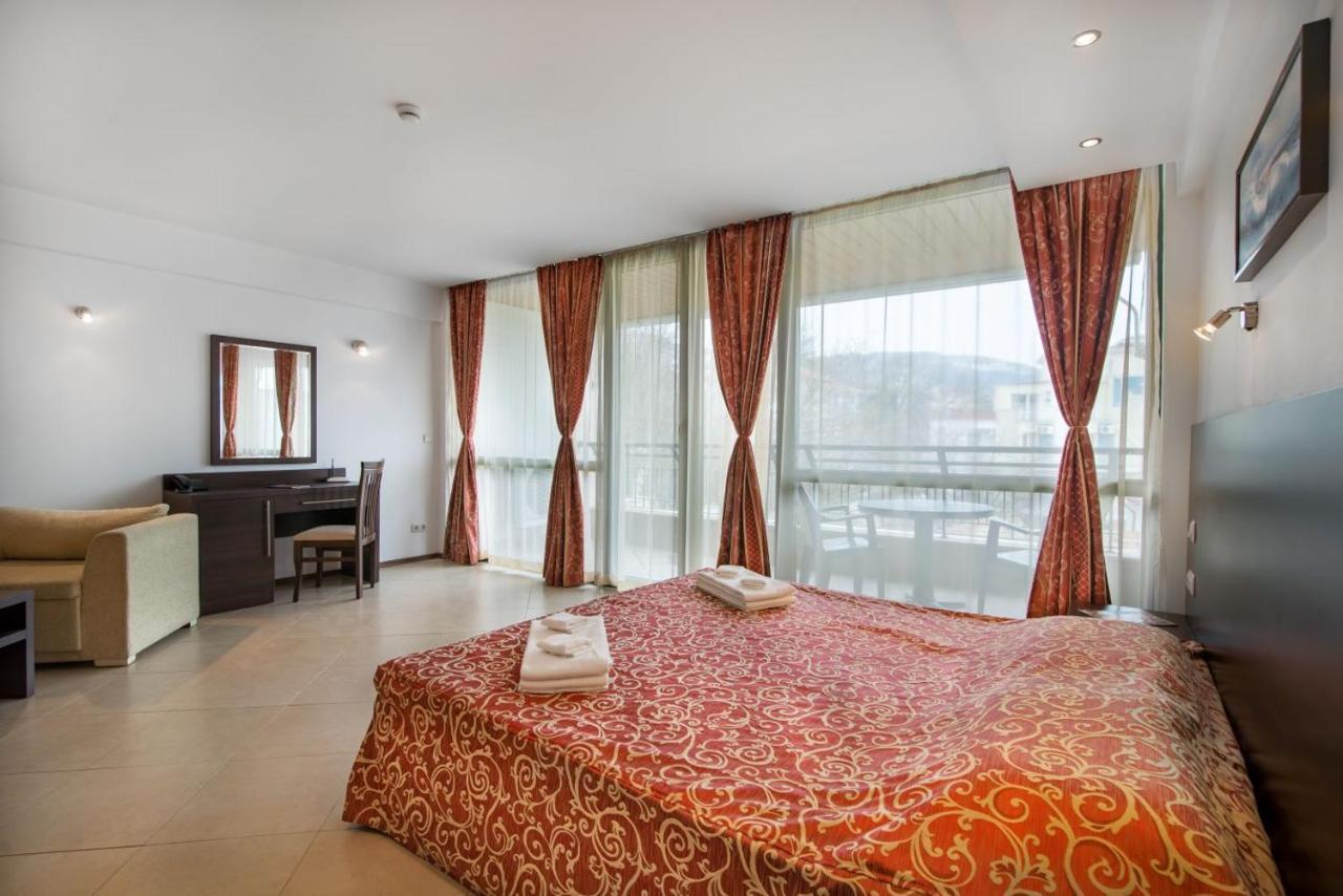 Spacious Studio With Balcony & Pool By The Marina Балчик Екстериор снимка