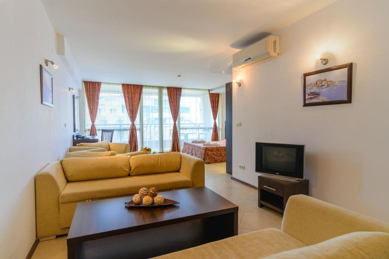 Spacious Studio With Balcony & Pool By The Marina Балчик Екстериор снимка