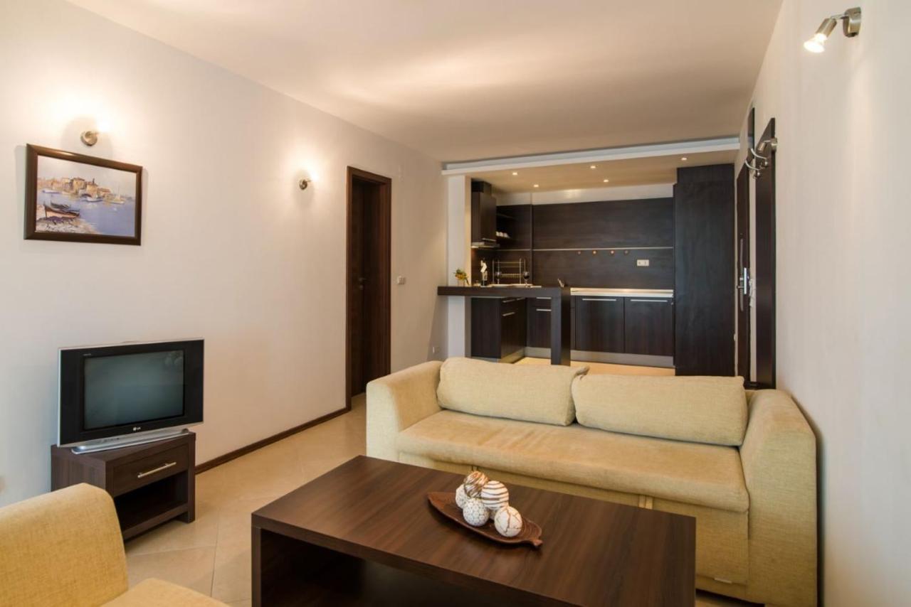 Spacious Studio With Balcony & Pool By The Marina Балчик Екстериор снимка