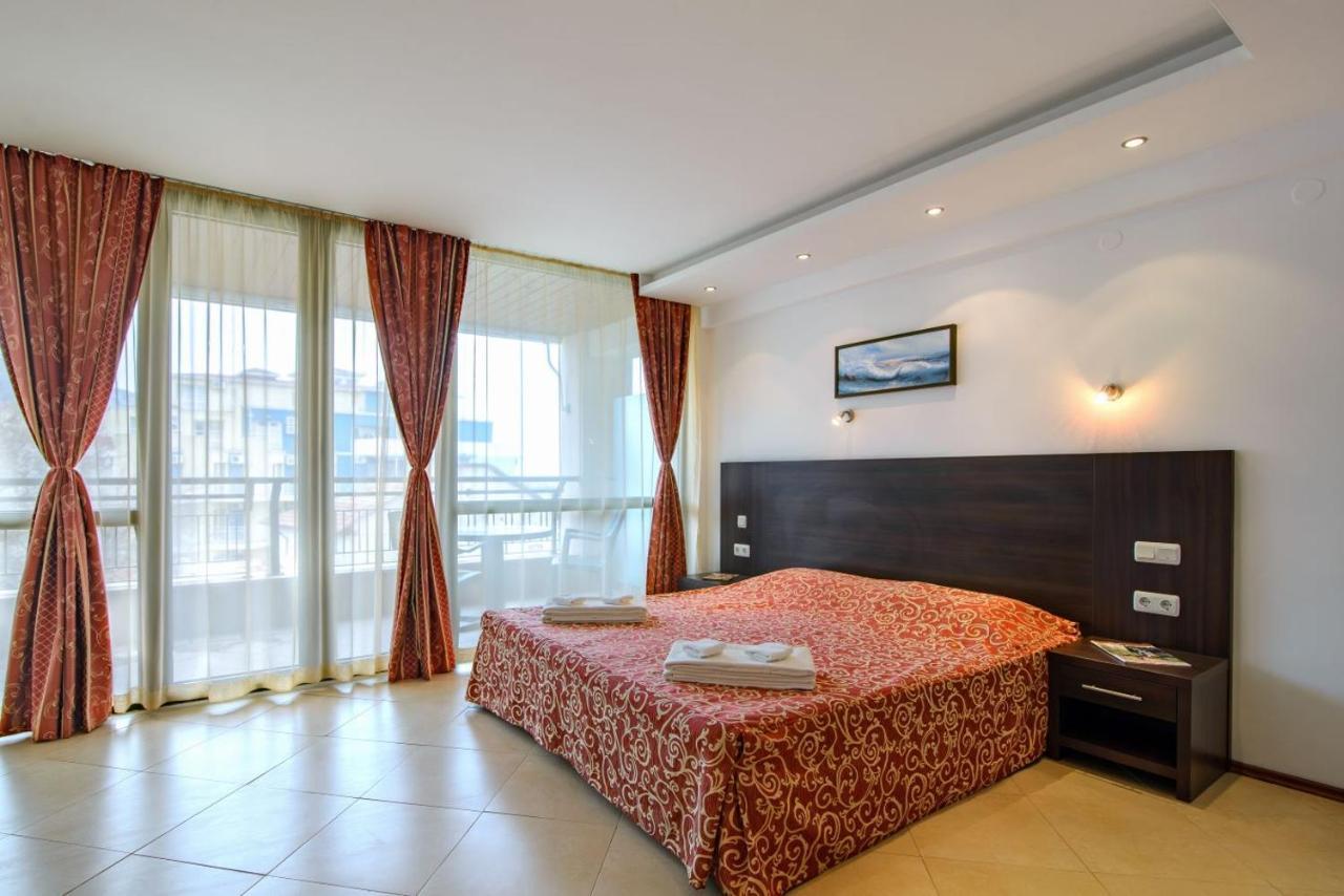 Spacious Studio With Balcony & Pool By The Marina Балчик Екстериор снимка