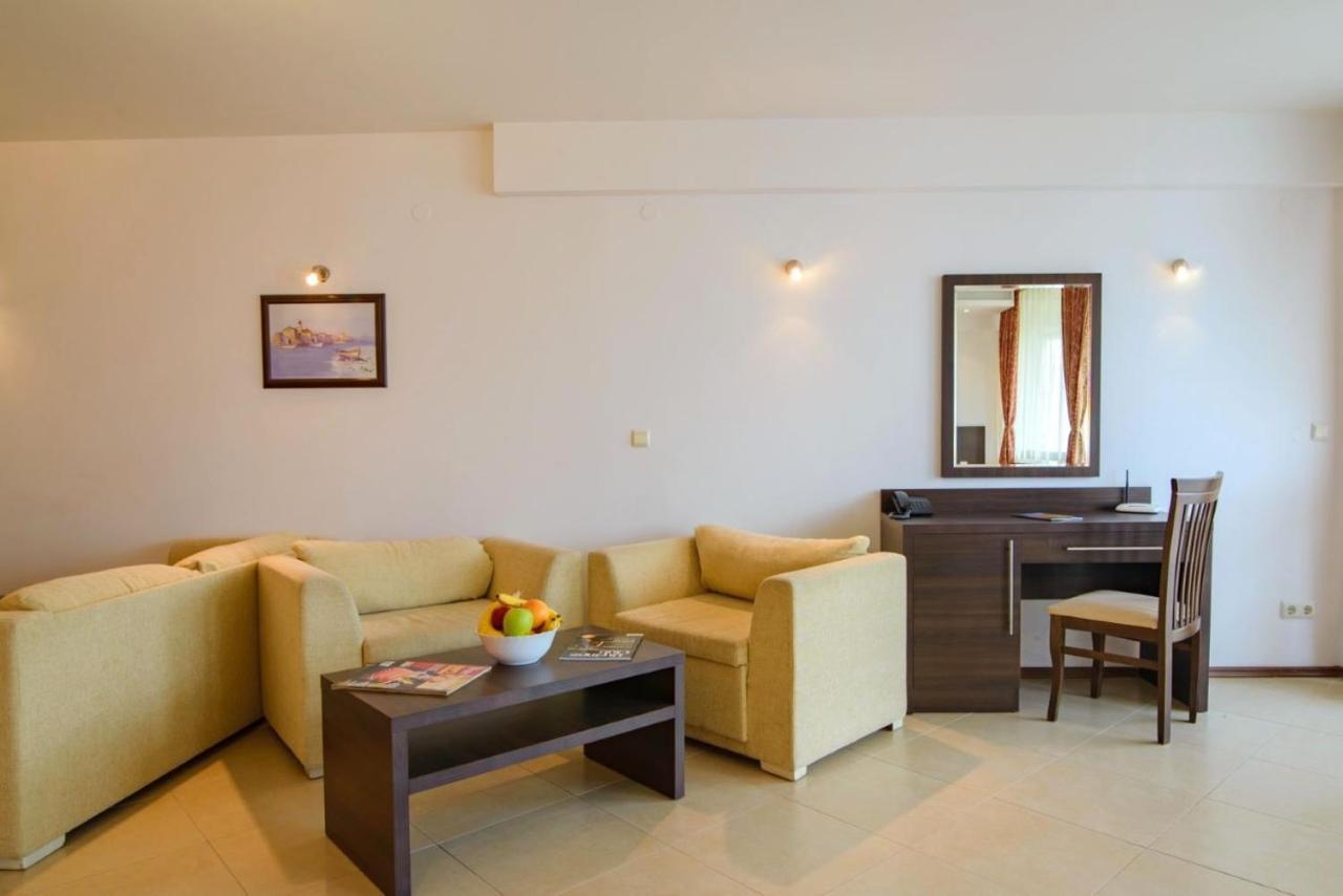Spacious Studio With Balcony & Pool By The Marina Балчик Екстериор снимка